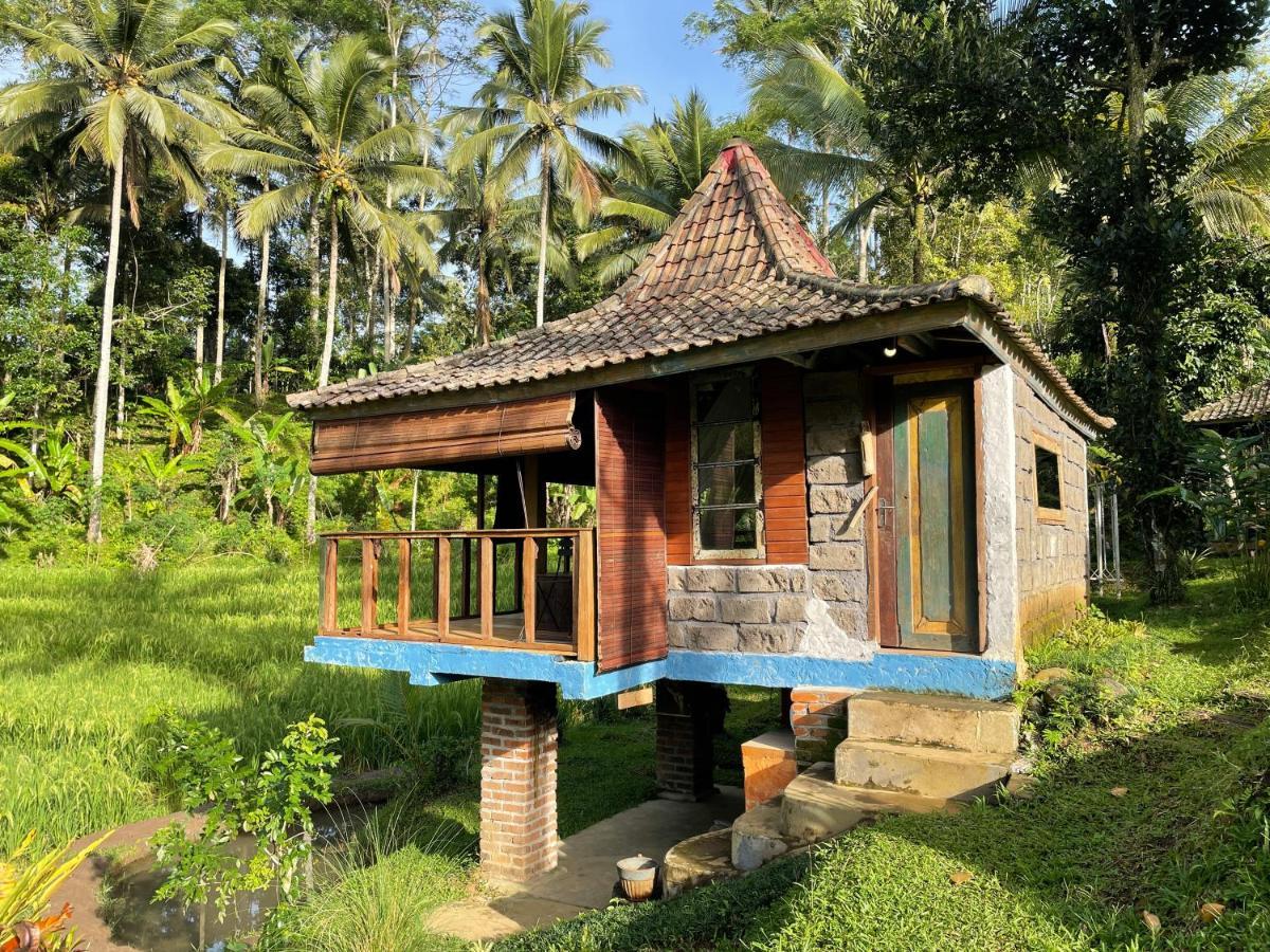 Oemah Tepi Sawah Villa จาตีลูวีห์ ภายนอก รูปภาพ
