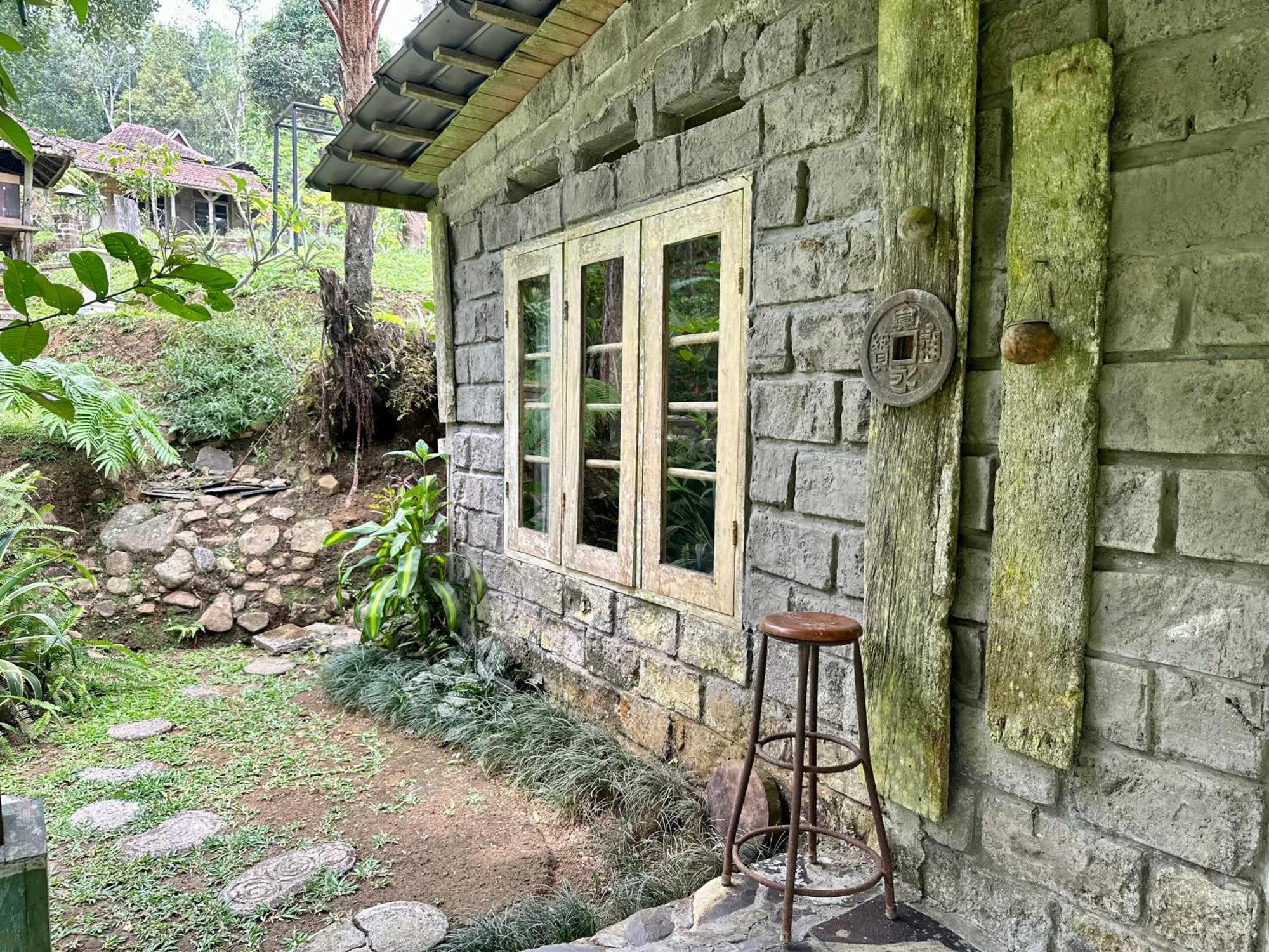 Oemah Tepi Sawah Villa จาตีลูวีห์ ภายนอก รูปภาพ