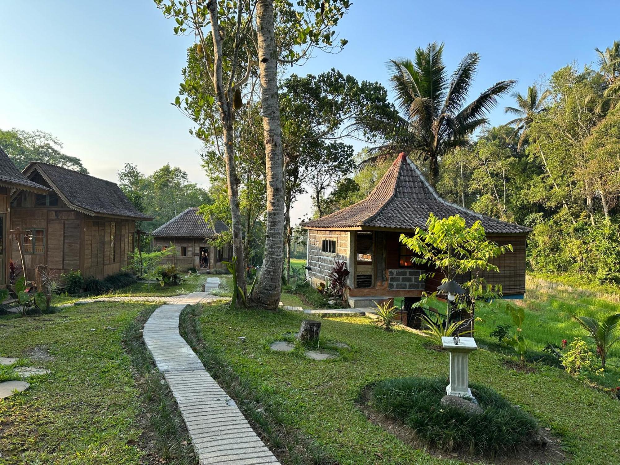 Oemah Tepi Sawah Villa จาตีลูวีห์ ภายนอก รูปภาพ