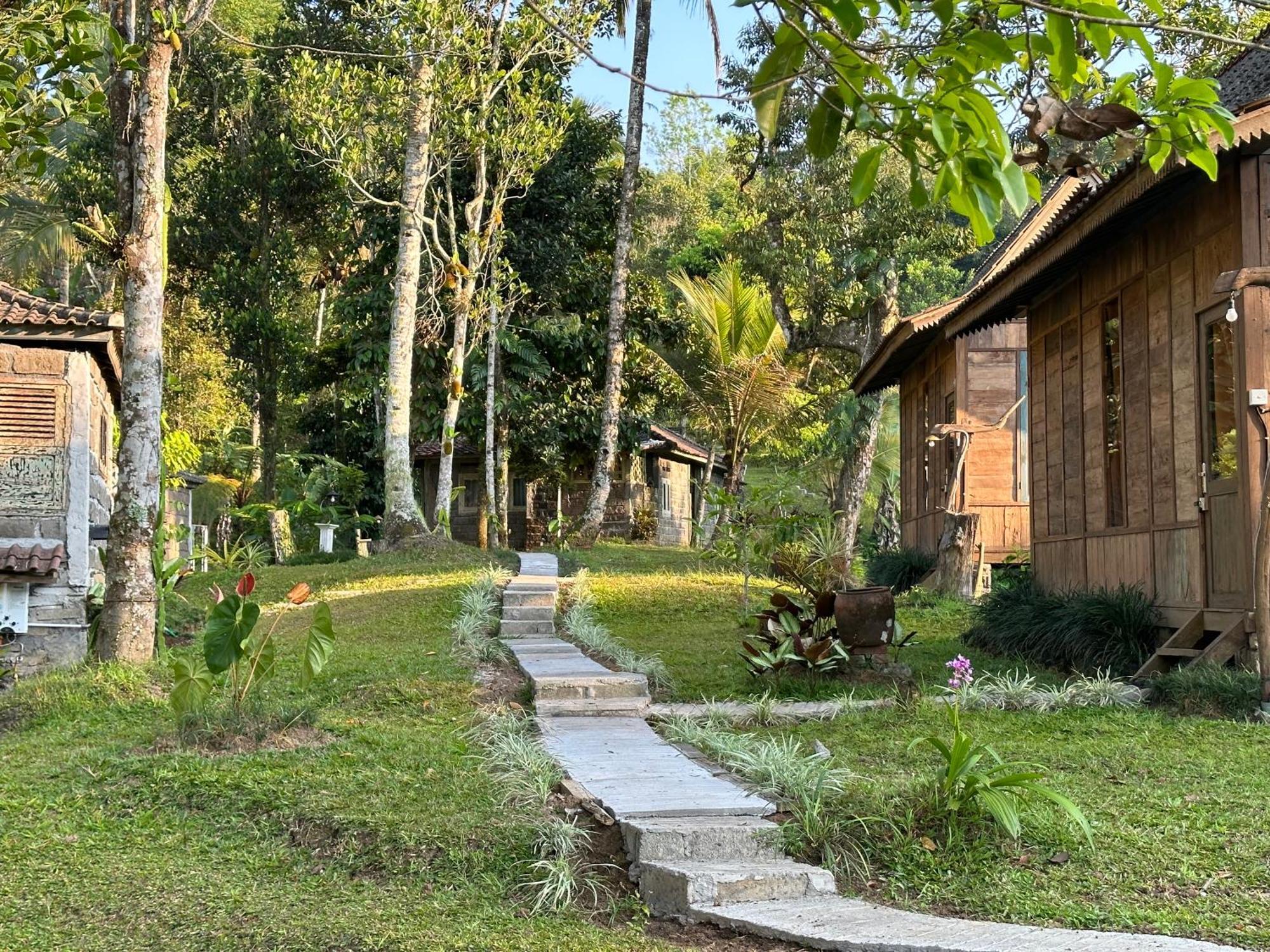 Oemah Tepi Sawah Villa จาตีลูวีห์ ภายนอก รูปภาพ